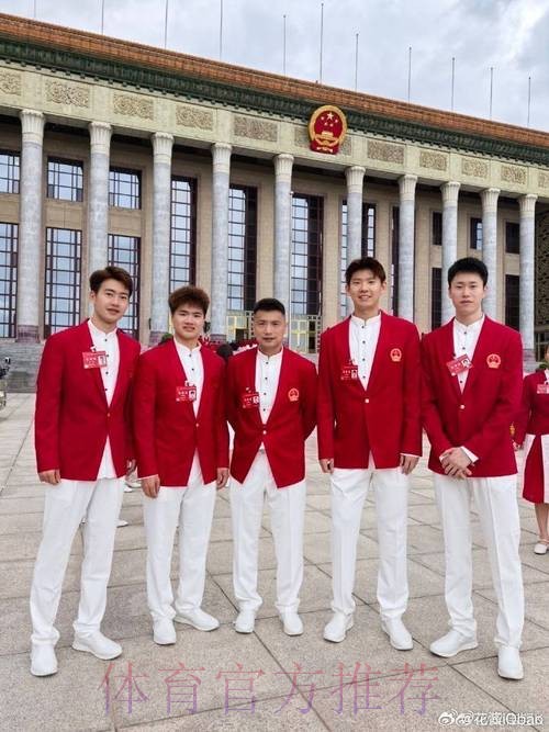 传承与祝福——中国男足与U12小球员亲切合影